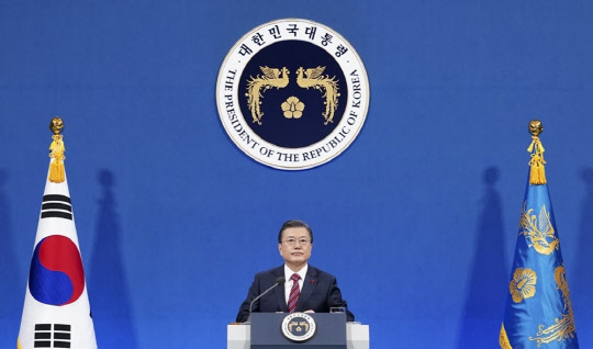 문재인(사진) 대통령이 18일 열린 신년 기자회견에서 기자의 질문에 답하고 있다. <연합뉴스>